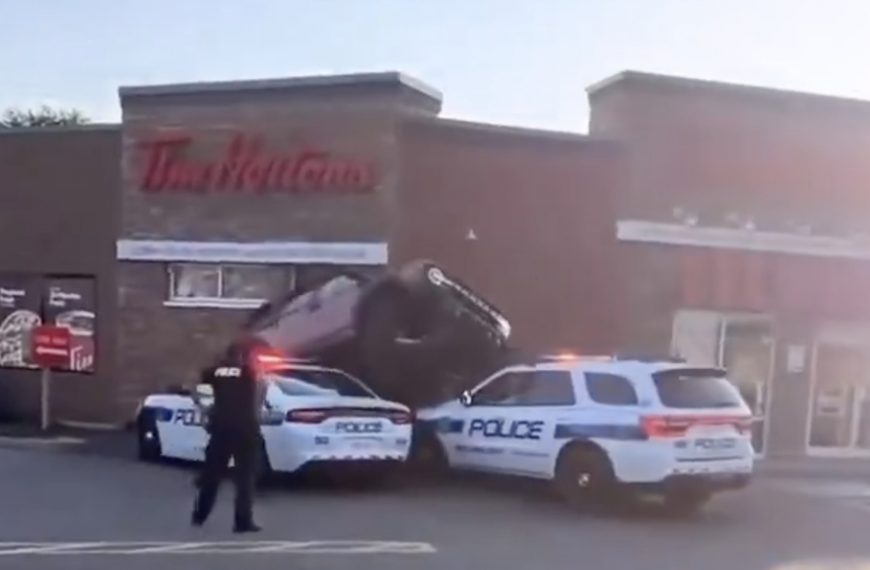 Crazzy Cops Chased! Thief’s Wild Ride With Stolen Ford Bronco Destroys Police Vehicles on Public Highway